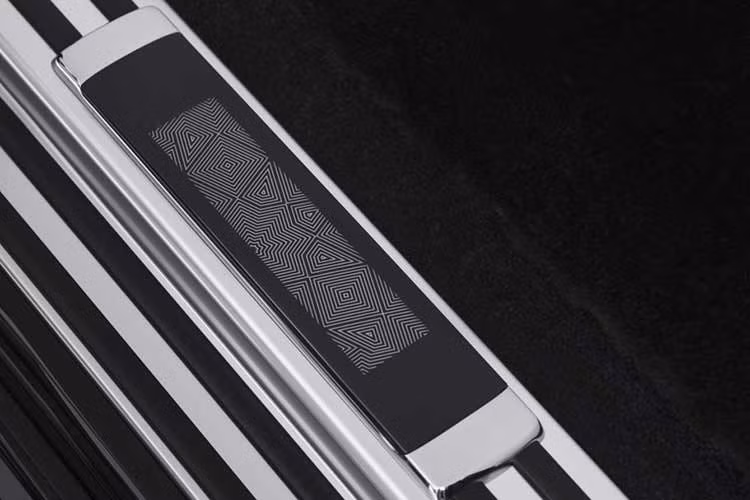 Bước vào bên trong, khoang cabin của Phantom Arabesque là một sự kết hợp hoàn mỹ giữa công nghệ hiện đại và thủ công truyền thống. Điểm nhấn trung tâm chính là "The Gallery" – khu vực trưng bày nghệ thuật chạy dọc bảng táp-lô với tác phẩm khảm gỗ phức hợp từ gỗ Blackwood và Bolivar, mô phỏng lại những tấm lưới Mashrabiya tinh xảo.