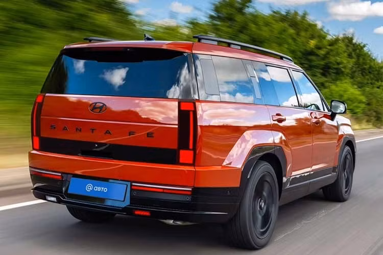 Đáng chú ý nhất là cụm đèn pha LED chữ H quen thuộc nay được chia thành hai tầng riêng biệt. Lưới tản nhiệt mới có kiểu dáng liền khối với cản trước, phía trên là dải đèn LED chạy ngang, góp phần tạo nên diện mạo hiện đại và mạnh mẽ hơn.