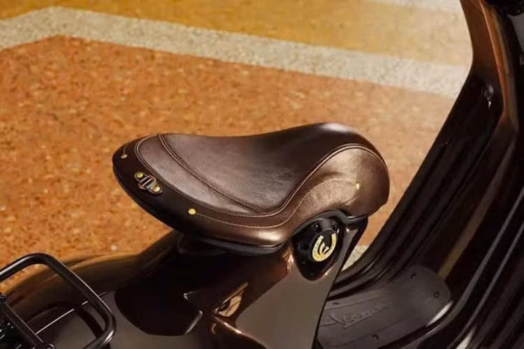 Về mặt cấu trúc, xe ga Vespa 946 Horse 2026 vẫn trung thành với khung liền khối bằng thép, kết hợp cùng các bộ phận bằng nhôm như vành xe, tay lái, chắn bùn trước và đỡ gương để tối ưu hóa trọng lượng.