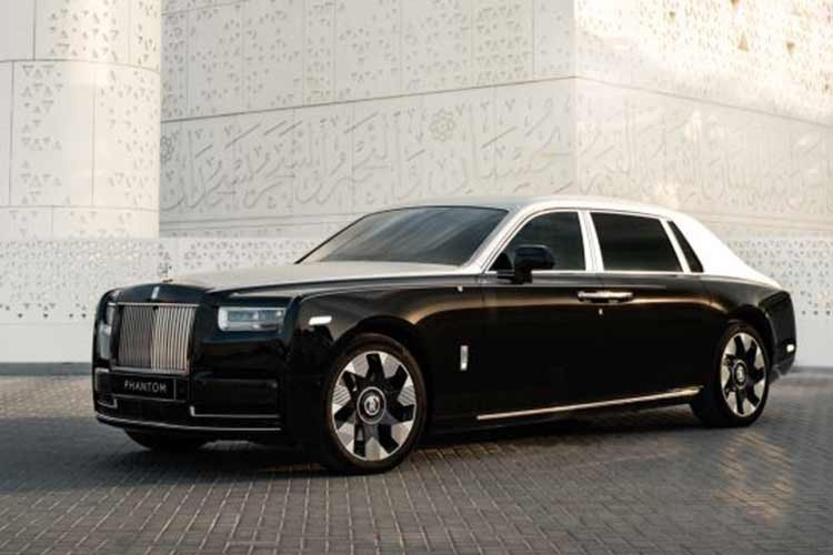 Được chắp bút bởi Văn phòng đặc biệt của Rolls-Royce tại Dubai, chiếc Phantom Extended độc bản này là lời tri ân dành cho di sản văn hóa khu vực. Ngoại thất xe gây ấn tượng mạnh với sự kết hợp hai tông màu Bespoke: đen Diamond Black cho thân xe và bạc Silver cho các bề mặt phía trên.
