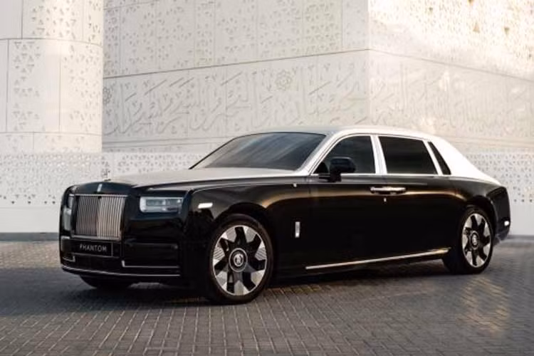 Được chắp bút bởi Văn phòng đặc biệt của Rolls-Royce tại Dubai, chiếc Phantom Extended độc bản này là lời tri ân dành cho di sản văn hóa khu vực. Ngoại thất xe gây ấn tượng mạnh với sự kết hợp hai tông màu Bespoke: đen Diamond Black cho thân xe và bạc Silver cho các bề mặt phía trên.