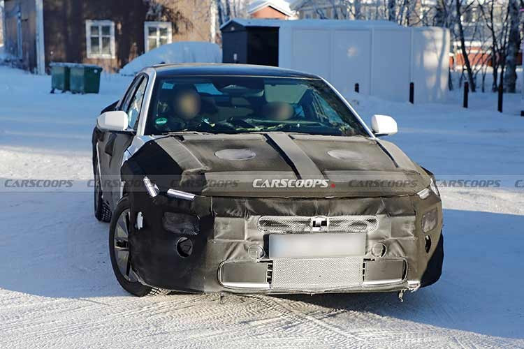 Phần đầu xe cao và vuông hơn rõ rệt. Cụm đèn ban ngày LED hình chữ T đặt phía trên đèn pha chữ nhật, kết hợp cùng lưới tản nhiệt nhỏ hơn và hốc hút gió cỡ lớn mang lại diện mạo khỏe khoắn nhưng tiết chế. Thiết kế thân xe có xu hướng phẳng, liền mạch với mái xe thấp và đường gân chạy xuyên suốt. Cột C dày, đi kèm với mảng kính tam giác nhỏ phía sau, góp phần tăng tính thẩm mỹ.