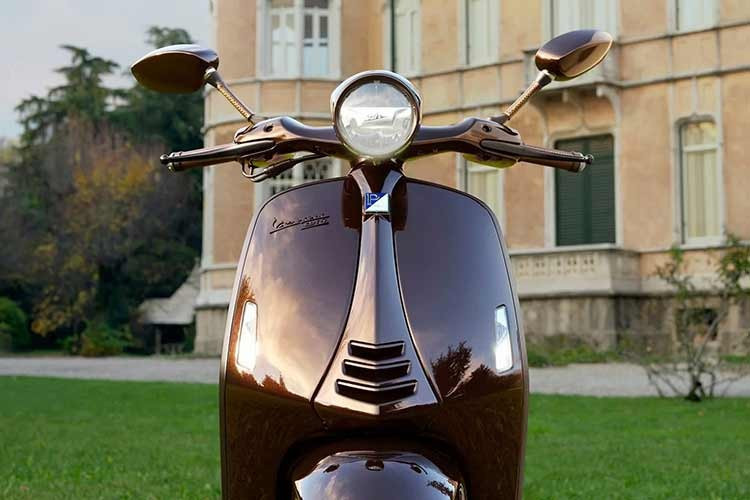 Ngoại thất của Vespa 946 Horse 2026 gây ấn tượng mạnh với lớp sơn màu nâu trầm độc quyền, mang hơi hướng cổ điển nhưng vẫn toát lên vẻ sang trọng hiện đại. Xe được hoàn thiện tỉ mỉ bằng chất liệu da cao cấp và các chi tiết nhấn màu vàng tinh xảo.