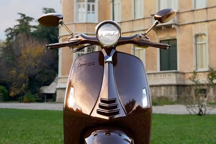 Ngoại thất của Vespa 946 Horse 2026 gây ấn tượng mạnh với lớp sơn màu nâu trầm độc quyền, mang hơi hướng cổ điển nhưng vẫn toát lên vẻ sang trọng hiện đại. Xe được hoàn thiện tỉ mỉ bằng chất liệu da cao cấp và các chi tiết nhấn màu vàng tinh xảo.