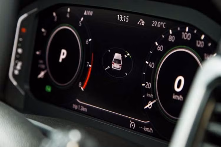 "Trái tim" của mẫu SUV cỡ lớn này là động cơ xăng 4 xi-lanh, tăng áp, dung tích 2.0L, sản sinh công suất tối đa 220 mã lực tại tua máy 4.500-6.200 vòng/phút và mô-men xoắn cực đại 350 Nm tại tua máy 1.600-4.400 vòng phút. Động cơ kết hợp với hộp số tự động 8 cấp và hệ dẫn động 4 bánh toàn thời gian 4Motion.