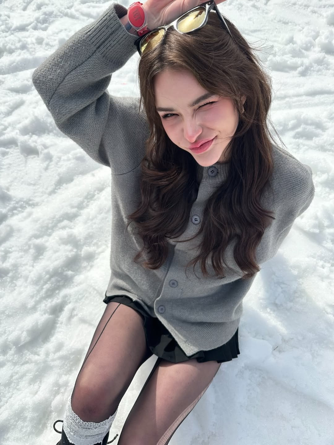 Nhiều khán giả nhận xét, dù không trang điểm quá đậm hay diện trang phục hở bạo, Jessie Vard vẫn giữ được “chất” rất riêng – nét quyến rũ đến từ thần thái và sự tự tin.