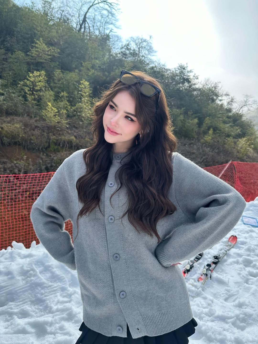 Bên cạnh vẻ đẹp hình ảnh, Jessie Vard còn là cái tên quen thuộc trong giới người mẫu và KOL tại Thái Lan cũng như nhiều quốc gia châu Á. Sở hữu hai dòng máu Thái Lan và Ireland, cô sớm thu hút sự chú ý nhờ ngoại hình lai Tây nổi bật.