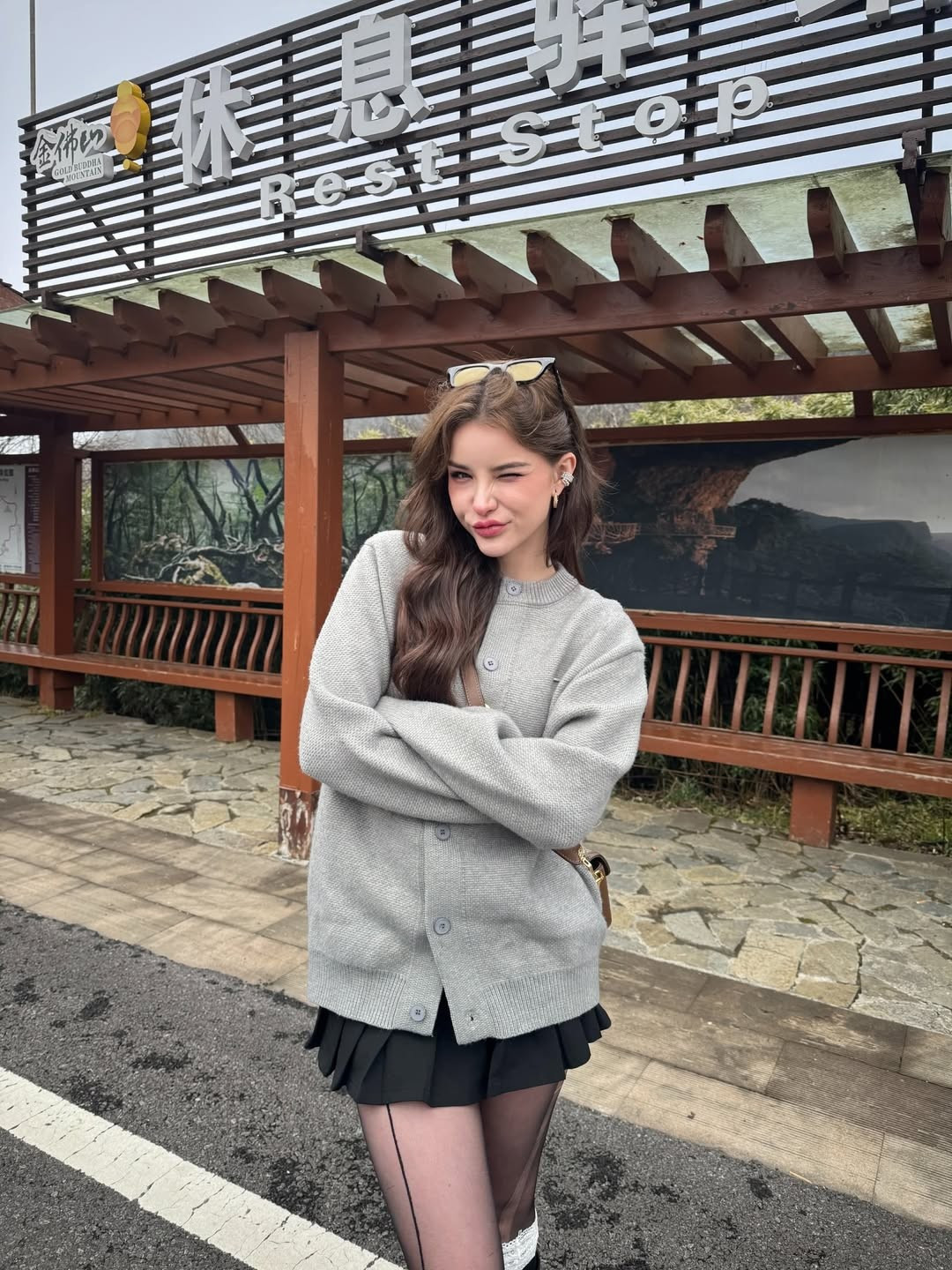 Không ngại chia sẻ thẳng thắn, Jessie Vard từng công khai việc can thiệp thẩm mỹ như niềng răng, nâng ngực để hoàn thiện nhan sắc. Với cô, làm đẹp là quyền cá nhân và là cách để tự tin hơn trong công việc.