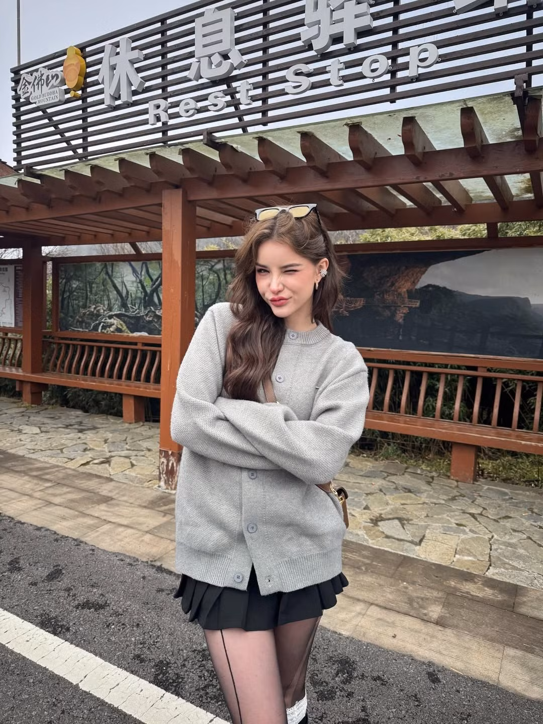 Không ngại chia sẻ thẳng thắn, Jessie Vard từng công khai việc can thiệp thẩm mỹ như niềng răng, nâng ngực để hoàn thiện nhan sắc. Với cô, làm đẹp là quyền cá nhân và là cách để tự tin hơn trong công việc.