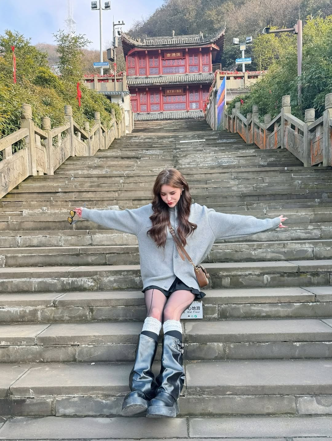 Trong chuyến du lịch Trung Quốc mới đây, Jessie Vard – người đẹp lai Thái–Ireland từng gây sốt mạng xã hội với biệt danh “nữ thần tắm suối” – tiếp tục khiến người hâm mộ không khỏi xuýt xoa trước nhan sắc ngày càng thăng hạng.