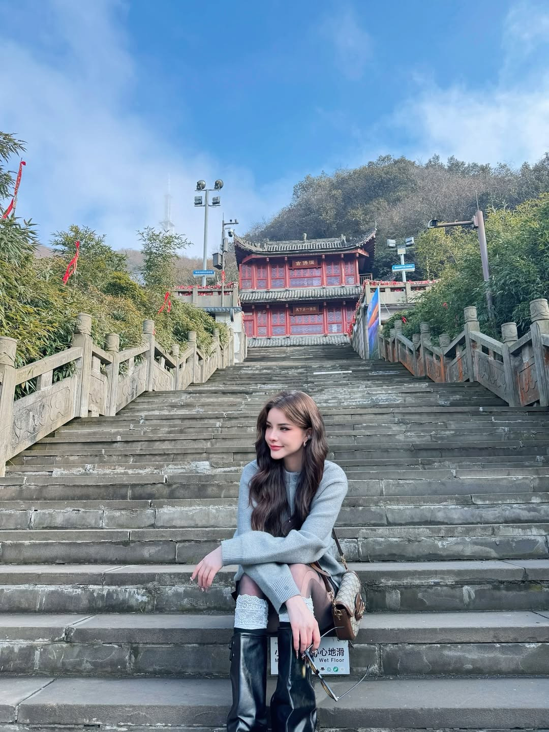 Qua loạt ảnh được chia sẻ, Jessie Vard lựa chọn phong cách thời trang đơn giản nhưng tinh tế: áo len dáng rộng màu xám nhạt kết hợp váy ngắn, quần tất mỏng và boots cao cổ. Set đồ mang hơi hướng mùa đông châu Âu giúp cô vừa giữ được sự ấm áp, vừa tôn lên đôi chân thon dài và vóc dáng cân đối.