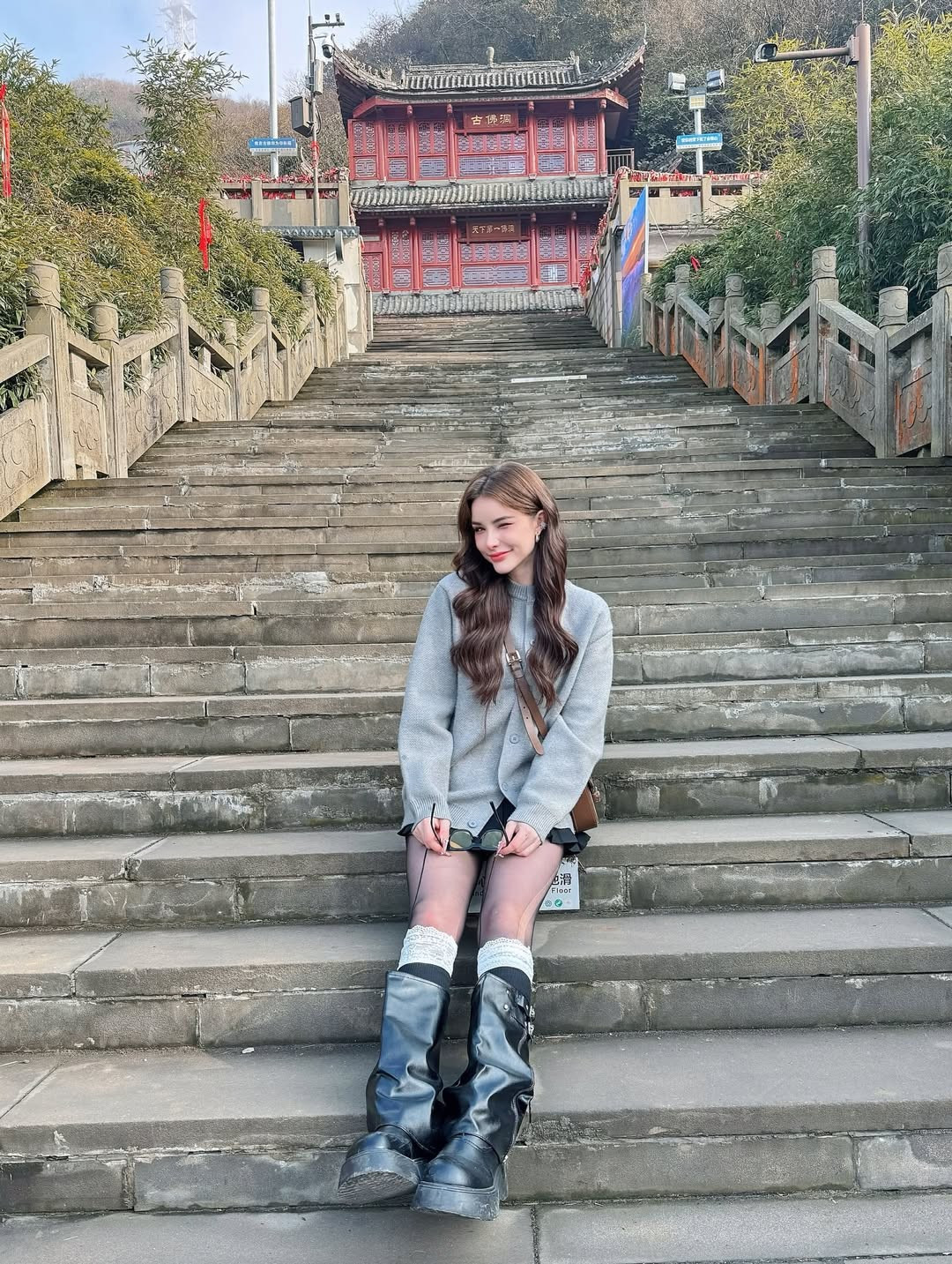 Ở những khung hình cận cảnh, Jessie gây ấn tượng với đường nét gương mặt hài hòa: sống mũi cao, đôi mắt to có chiều sâu và bờ môi đầy đặn gợi cảm. Mái tóc nâu uốn nhẹ buông xõa tự nhiên giúp cô toát lên vẻ dịu dàng nhưng không kém phần cá tính. Biểu cảm tinh nghịch, khi nháy mắt đáng yêu, lúc lại trầm lắng, suy tư giữa khung cảnh núi rừng và bậc thang cổ kính, khiến người xem khó rời mắt.