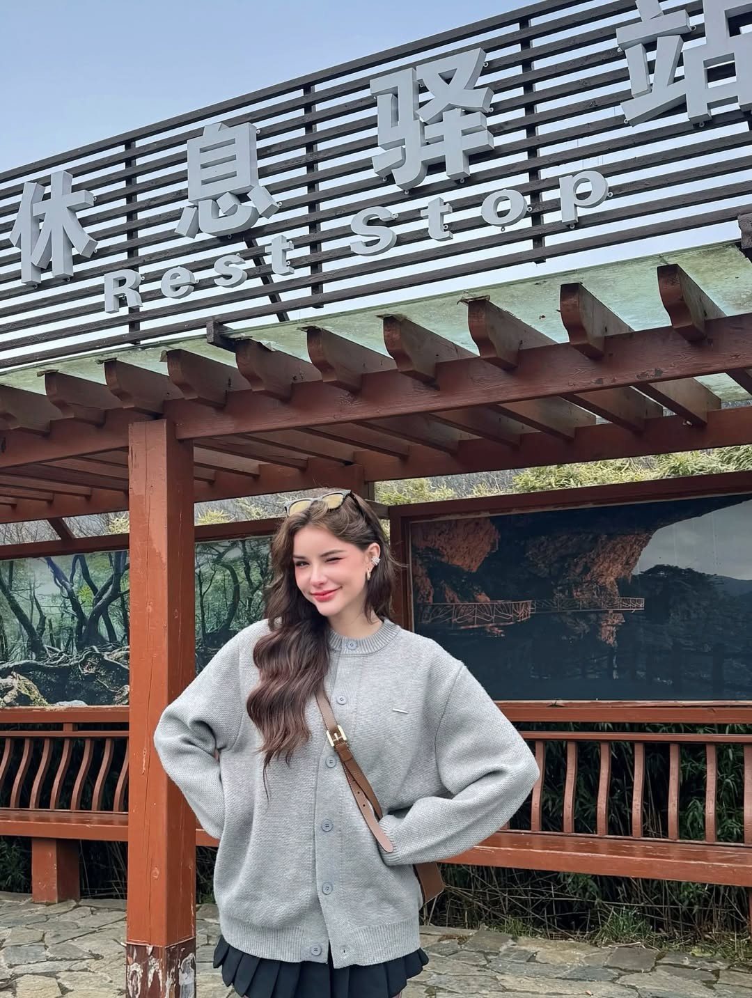 Không cần những bộ bikini táo bạo quen thuộc, Jessie vẫn nổi bật giữa khung cảnh tuyết trắng và kiến trúc cổ kính nhờ vẻ đẹp lai Tây cuốn hút cùng thần thái tự tin, quyến rũ.