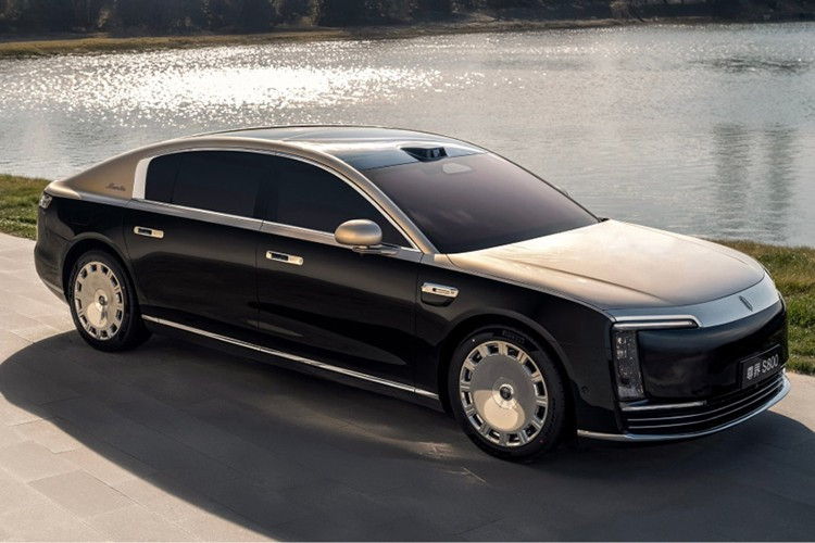 Trong khi đó, thương hiệu đối thủ YangWang thuộc tập đoàn BYD của Trung Quốc cũng đang tiến vào phân khúc xe có giá 6 chữ số với những sản phẩm như U8. Hãng cũng cung cấp mẫu xe YangWang U7 được định vị thấp hơn một chút với giá từ 628.000-708.000 Nhân dân tệ (89.200-100.600 USD).