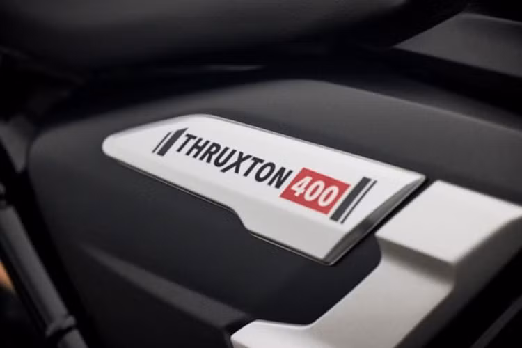 Chắn bùn sau rút ngắn cùng giá biển số tối giản và cụm đèn LED nhỏ gọn mang đến đuôi xe sắc nét, gọn gàng và đầy phong cách. Ống xả vút cao hoàn thiện vẻ ngoài thể thao, năng động.