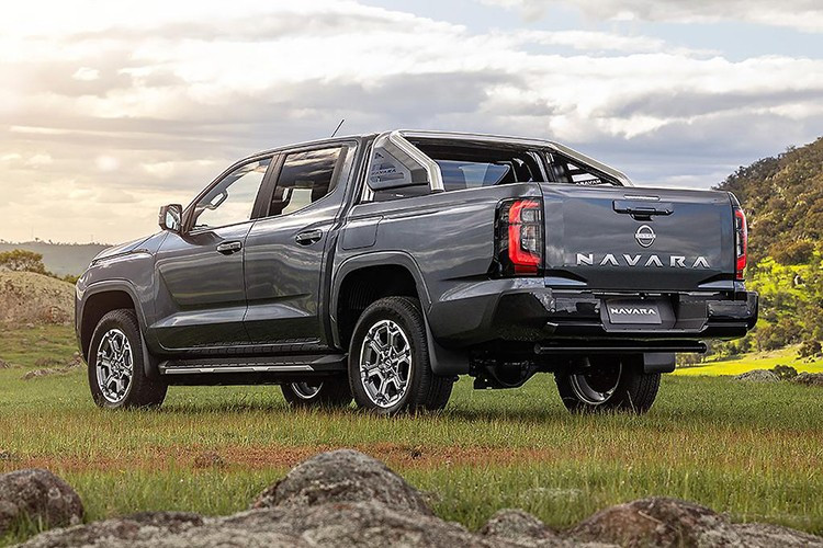 Các phiên bản thấp hơn đi kèm khóa vi sai cầu sau điện tử và sử dụng hệ thống Easy 4WD (chỉ gài cầu khi cần thêm lực kéo). Về khả năng chở hàng, Navara mới dao động từ 950 đến 1.047 kg tùy phiên bản