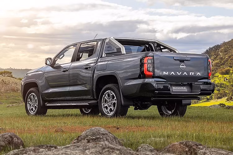 Các phiên bản thấp hơn đi kèm khóa vi sai cầu sau điện tử và sử dụng hệ thống Easy 4WD (chỉ gài cầu khi cần thêm lực kéo). Về khả năng chở hàng, Navara mới dao động từ 950 đến 1.047 kg tùy phiên bản