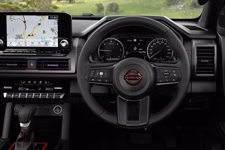 Navara mới cung cấp mọi thứ từ kiểm soát hành trình thích ứng (Adaptive Cruise Control), đèn pha tự động đến nhận diện biển báo giao thông và giám sát điểm mù với hỗ trợ chuyển làn. Gói hỗ trợ lái xe nâng cao (ADAS) bao gồm hỗ trợ làn đường khẩn cấp và chức năng ngăn chặn tăng tốc ngoài ý khi vô tình đạp nhầm chân ga.