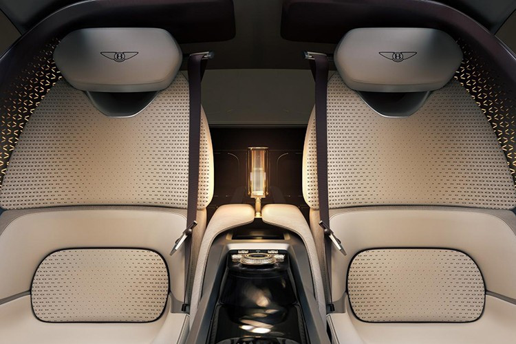 Dù chia sẻ một số chi tiết điều khiển từ các thương hiệu cùng tập đoàn Volkswagen như Audi, nhưng tất cả đều được Bentley cá nhân hóa bằng vật liệu da thượng hạng và kim loại đánh bóng tinh xảo, mang lại không gian xa hoa tối thượng cho người sử dụng.