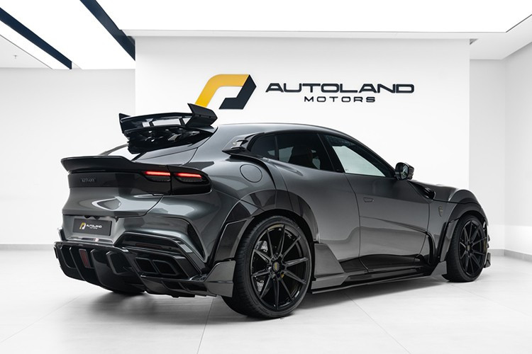 Xe cũng được bổ sung nhiều chi tiết ở phía trước, bao gồm một số cánh gió và chắn bùn đồ sộ, nắp capo có khe gió, ốp hông mới, ốp trang trí hậu mãi phía trên, cánh gió sau lớn, cánh gió đuôi vịt, bộ khuếch tán gió lớn, đèn phanh phụ, đầu ống xả khác biệt...