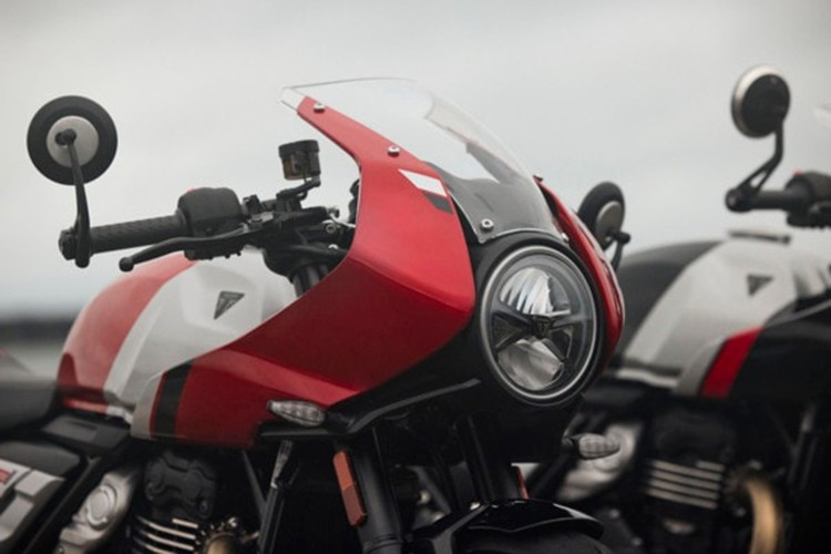 Thruxton 400 thể hiện rõ tinh thần cafe racer qua dàn áo tinh gọn, đèn pha LED tròn cổ điển, tay lái clip-on với gương bar-end và yên xe bullet cắt gọn.