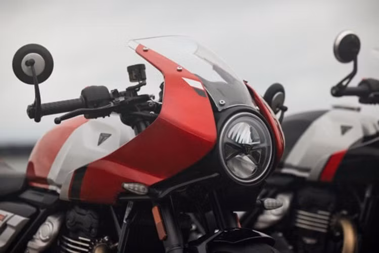 Thruxton 400 thể hiện rõ tinh thần cafe racer qua dàn áo tinh gọn, đèn pha LED tròn cổ điển, tay lái clip-on với gương bar-end và yên xe bullet cắt gọn.