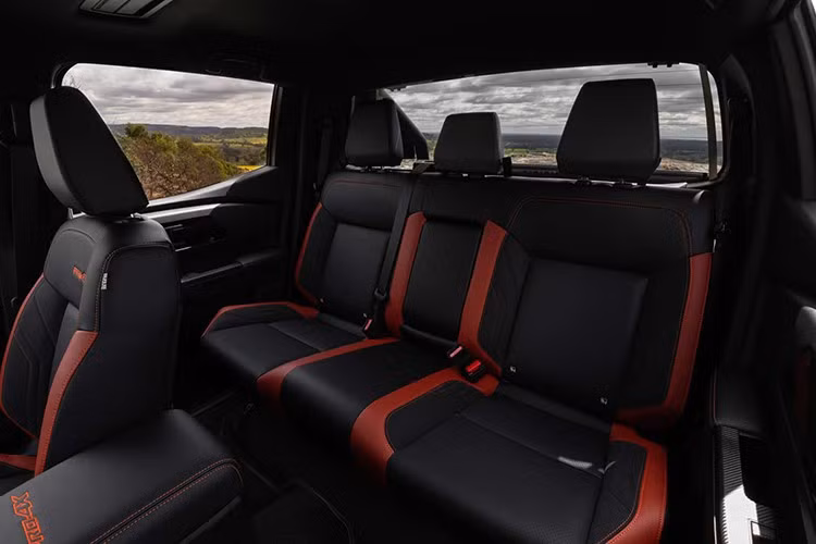 Navara phiên bản cao cấp nhất đi kèm với thanh kéo 3.500 kg và chiều rộng cơ sở lớn hơn. Các chi tiết hoàn thiện có điểm nhấn màu đỏ dung nham (lava red) và huy hiệu Warrior nổi bật cả trong lẫn ngoài.