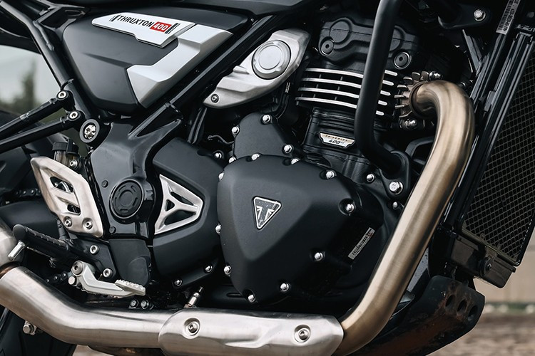 Trọng lượng Thruxton 400 là 176 kg, bình xăng 13 lít kiểu đua với nắp Monza, chiều cao yên 795 mm - lý tưởng cho phần đông người lái cỡ trung.