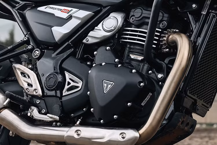 Trọng lượng Thruxton 400 là 176 kg, bình xăng 13 lít kiểu đua với nắp Monza, chiều cao yên 795 mm - lý tưởng cho phần đông người lái cỡ trung.