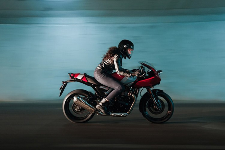 Triumph Thruxton 400 20-26 mới sử dụng cùng khối động cơ với Tracker 400 với khối đơn xy-lanh, làm mát bằng chất lỏng, 4 van DOHC dung tích 398 cc. Động cơ này sản sinh công suất 42 PS tại 9.000 vòng/phút và mô-men xoắn cực đại 37,5 Nm tại 7.500 vòng/phút.