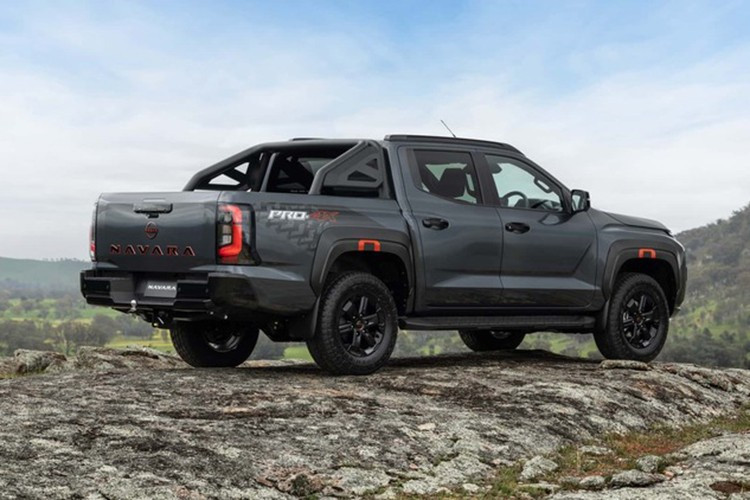 Bản thân thế hệ Navara trước đây cũng chia sẻ khung gầm với Renault Alaskan và mẫu xe bán tải yểu mệnh Mercedes X-Class. Tại Trung Quốc, chiếc Dongfeng Rich 6 về cơ bản cũng là chiếc Navara "trá hình". Cách tiếp cận này giúp giảm thiểu thời gian phát triển và áp lực tài chính.