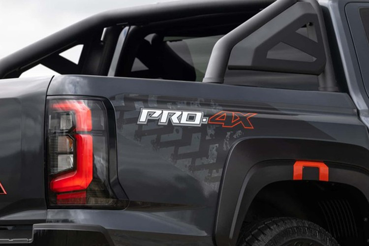 Tuy nhiên, Nissan không chỉ thay logo, thế hệ thứ 4 của Navara đã trải qua quá trình thử nghiệm tại Úc nhằm tinh chỉnh hệ thống treo để đảm bảo xe có thể xử lý đa dạng điều kiện từ lái xe trong đô thị, off-road cho đến kéo rơ-moóc và vận hành xe khi chở đầy tải.