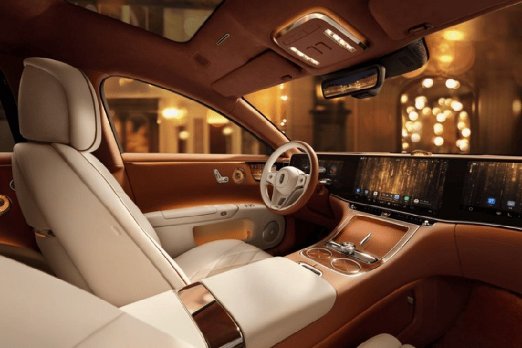 Theo tờ Bloomberg, trong tháng 11/2025, lượng xe Maextro S800 bán ra còn cao hơn doanh số cộng lại của Porsche Panamera và BMW 7-Series. Trước đó, mẫu xe Trung Quốc này đã vươn lên vị trí dẫn đầu từ tháng 9/2025. Maextro S800 cũng vượt qua Mercedes-Benz S-Class và cả phiên bản Maybach của mẫu xe này.