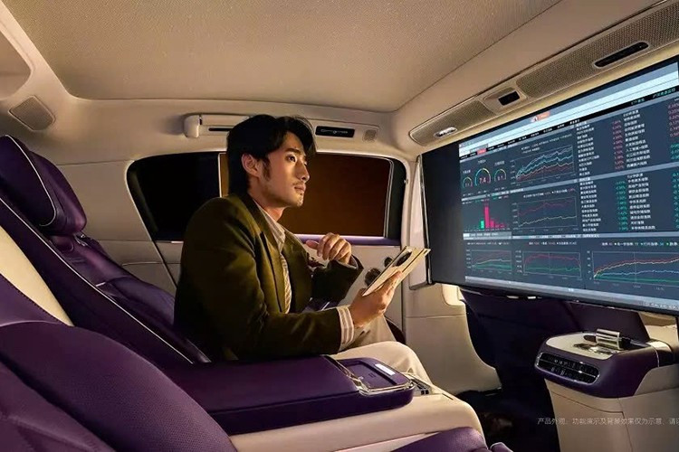 Mẫu xe này còn được trang bị rất nhiều công nghệ và tính năng tiện nghi như 3 màn hình trên mặt táp-lô, máy chiếu 40 inch để biến hàng ghế sau thành rạp chiếu phim riêng, cửa hít, các nút bấm hiệu ứng pha lê và trần xe bầu trời sao học theo Rolls-Royce. Khoang nội thất của mẫu xe sang Trung Quốc này được hoàn thiện bằng gỗ và da. Trong khi đó, hệ thống trợ lái nâng cao ADAS sử dụng bộ công nghệ của Huawei.