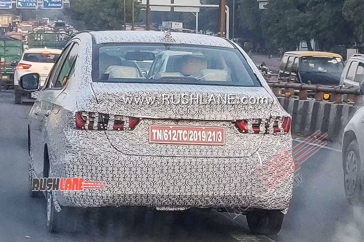 Thân xe sẽ đi kèm tay nắm cửa mạ crôm, gương chiếu hậu cùng màu thân xe tích hợp đèn báo rẽ, cột B và nóc sơn đen, tích hợp ăng ten vây cá mập. Phía sau là đèn hậu góc cạnh và cản sau hai tông màu. Honda cũng có thể sẽ bổ sung một số màu sơn mới cho xe. Những thay đổi lớn về trang bị dự kiến sẽ không xuất hiện trên Honda City 2026.