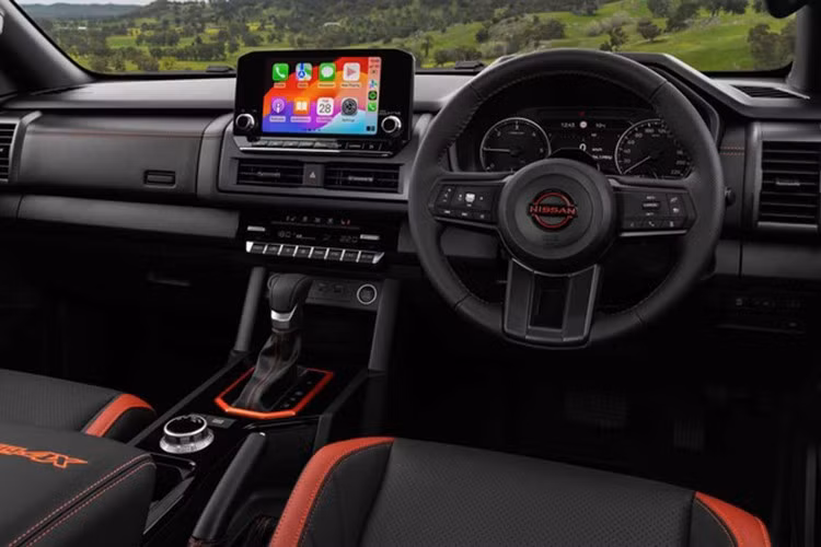 Bước vào bên trong, dễ dàng nhận ra ngay đây là chiếc Triton, ngoại trừ logo Nissan trên vô lăng. Tất cả các phiên bản đều có màn hình cảm ứng 9 inch, sau vô lăng là màn hình kỹ thuật số 7 inch nằm giữa các đồng hồ analog.