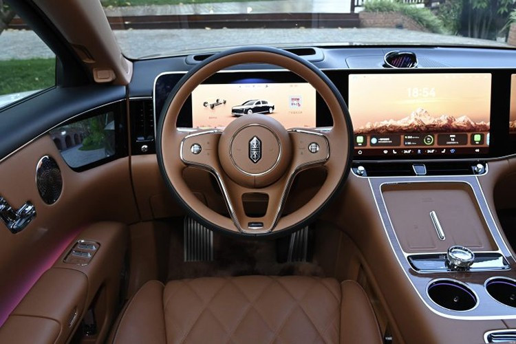 Có được kết quả này có lẽ một phần là nhờ ngoại hình gợi liên tưởng đến sự pha trộn giữa Maybach và Rolls-Royce của xe. Theo người dùng Weibo Chu Xiaomin, Maextro đã nhận được 18.000 đơn đặt hàng cho S800 chỉ trong 175 ngày kể từ khi ra mắt. Hãng cho biết hiện đang bán hơn 2.000 xe mỗi tháng và có kế hoạch tăng sản lượng lên 4.000 xe/tháng.