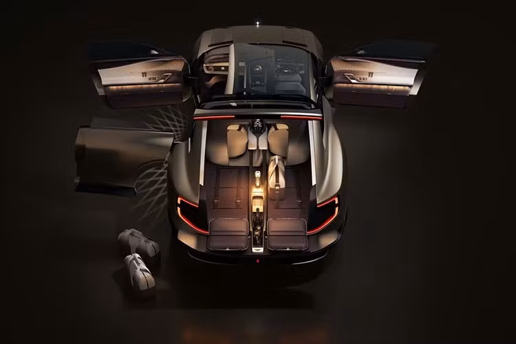 Điểm nhấn đặc biệt nằm ở cụm đèn pha sắc sảo thừa hưởng từ dòng xe siêu hiếm Mulliner Batur, kết hợp cùng những đường gân dập nổi cơ bắp dọc thân xe, tạo nên một tổng thể vừa hiện đại vừa giữ được vẻ quyền quý đặc trưng.