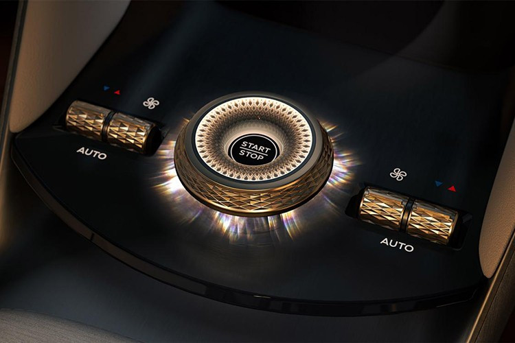 Về mặt vận hành, mẫu SUV điện Urban nhà Bentley này được xây dựng trên nền tảng cơ khí chia sẻ với Porsche Cayenne Electric. Xe dự kiến được trang bị bộ pin khổng lồ 113 kWh đi cùng hệ thống điện 800V.