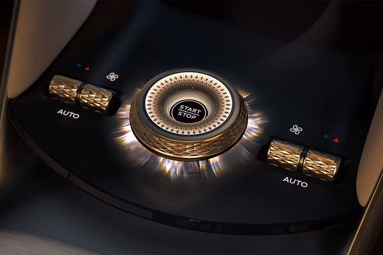 Về mặt vận hành, mẫu SUV điện Urban nhà Bentley này được xây dựng trên nền tảng cơ khí chia sẻ với Porsche Cayenne Electric. Xe dự kiến được trang bị bộ pin khổng lồ 113 kWh đi cùng hệ thống điện 800V.