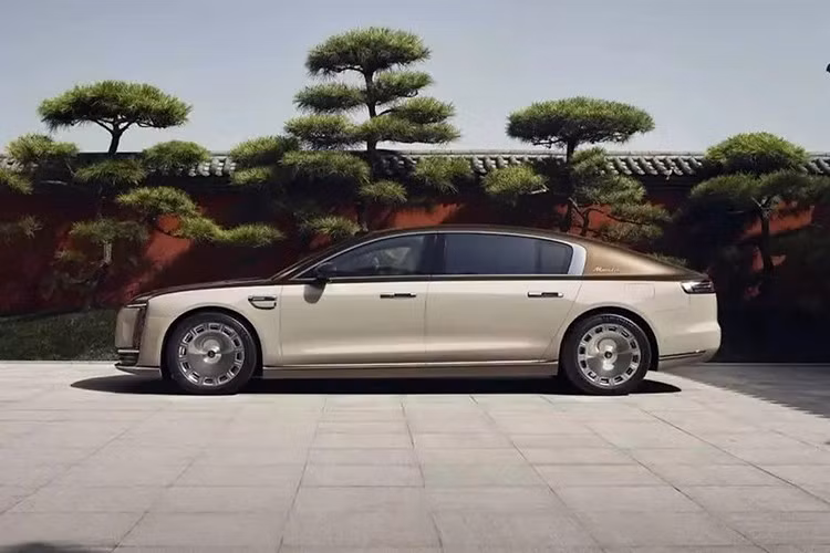 Tuy nhiên, sự thống trị đó đang bị lung lay khi người tiêu dùng Trung Quốc ngày càng có xu hướng chuyển sang các thương hiệu nội địa, ngay cả trong phân khúc xe thượng lưu, điều mà chỉ vài năm trước còn bị coi là khó tưởng tượng.