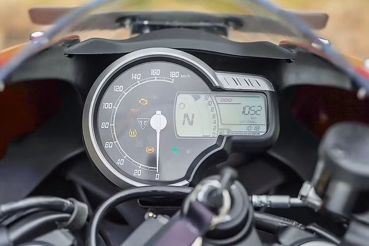 Tay lái clip-on hẹp hơn 40 mm và thấp hơn 246 mm so với Speed 400, kết hợp với gác chân đặt lùi 86 mm và cao hơn 27 mm, giúp người lái có tư thế hơi ngả về phía trước, đúng chuẩn cafe racer, đồng thời tối ưu hóa khả năng kiểm soát xe khi vào cua.