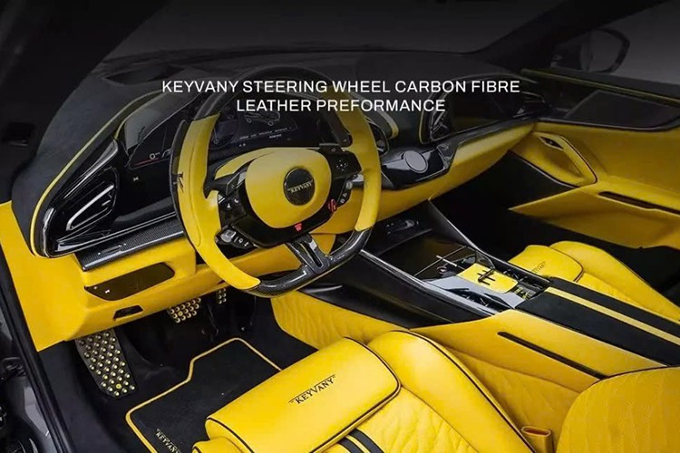 Nhưng khi mở cửa xe, thì đúng là không còn gì để chê vì khá sến, màu vàng rực được chọn làm bộ áo chính cho bên trong Ferrari Purosangue này, và dù đắp khá nhiều carbon cũng như da cao cấp, người xem vẫn có cảm nhận không ăn khớp với nhau.