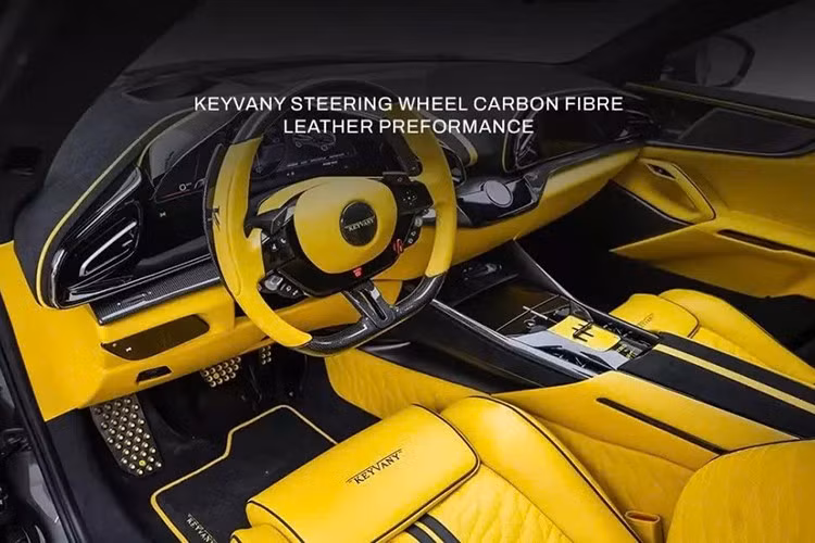 Nhưng khi mở cửa xe, thì đúng là không còn gì để chê vì khá sến, màu vàng rực được chọn làm bộ áo chính cho bên trong Ferrari Purosangue này, và dù đắp khá nhiều carbon cũng như da cao cấp, người xem vẫn có cảm nhận không ăn khớp với nhau.