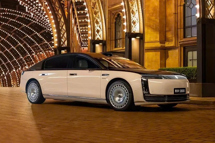 Khi Huawei bắt tay với JAC để ra mắt mẫu sedan hạng sang Maextro S800, ít người thực sự tin tham vọng của thương hiệu này là thách thức Maybach và Rolls-Royce. Việc một thương hiệu Trung Quốc non trẻ nhắm đến đỉnh cao của phân khúc xe siêu sang khi đó bị xem là quá xa vời.