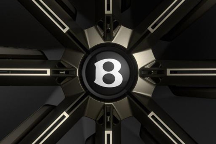 Đầu xe SUV điện siêu sang Bentley Urban 2027 mới gây ấn tượng với lưới tản nhiệt thiết kế mới theo dạng kín, cùng màu thân xe thay vì các khe gió truyền thống, lấy cảm hứng từ nguyên mẫu EXP15.