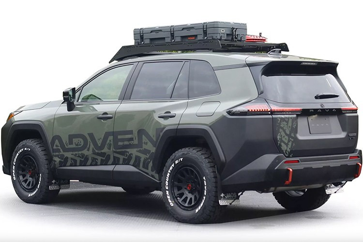 Mẫu đầu tiên có tên gọi Outdoor Style Concept, được xây dựng dựa trên RAV4 thế hệ hiện tại với phong cách off-road rõ nét. Xe sở hữu màu sơn xanh lục đậm kết hợp các chi tiết trang trí màu đen, khoảng sáng gầm nâng cao, cản trước nhựa đen mờ cùng hai móc kéo màu đỏ nổi bật.