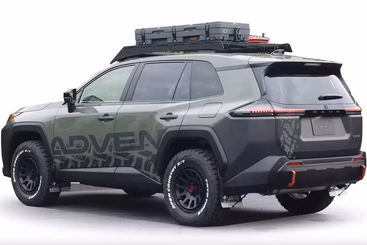 Mẫu đầu tiên có tên gọi Outdoor Style Concept, được xây dựng dựa trên RAV4 thế hệ hiện tại với phong cách off-road rõ nét. Xe sở hữu màu sơn xanh lục đậm kết hợp các chi tiết trang trí màu đen, khoảng sáng gầm nâng cao, cản trước nhựa đen mờ cùng hai móc kéo màu đỏ nổi bật.