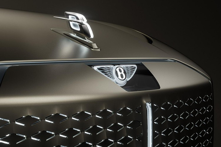 Urban SUV đã nhiều lần bị bắt gặp khi chạy thử tại châu Âu. Do được che phủ bởi lớp ngụy trang dày đặc cùng nhiều chi tiết ốp giả, hình dáng thực tế của xe hiện vẫn chưa rõ ràng, thậm chí có phần gây tranh cãi về mặt thẩm mỹ trong các bức ảnh ghi nhận được.