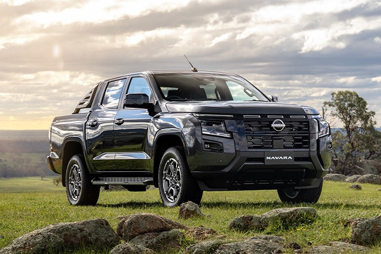 Nâng cấp lên các bản ST-X và PRO-4X có thêm hệ thống Super 4WD tinh vi hơn với bộ vi sai hạn chế trượt Torsen. Có 7 chế độ lái để lựa chọn: Normal (Bình thường), Eco (Tiết kiệm), Gravel (Sỏi), Snow (Tuyết), Mud (Bùn), Sand (Cát) và Rock (Đá). Tất cả các phiên bản đều được trang bị trợ lực lái điện. Nissan sẽ mở bán Navara mới tại Úc và New Zealand từ quý đầu tiên của năm sau.